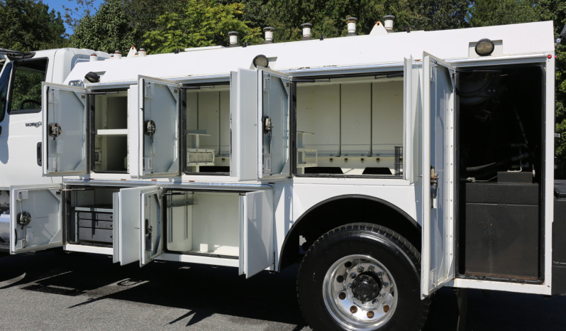 2013 International 7400 4×4 Lube Service Truck, Summit Lube Body, 140k Miles full