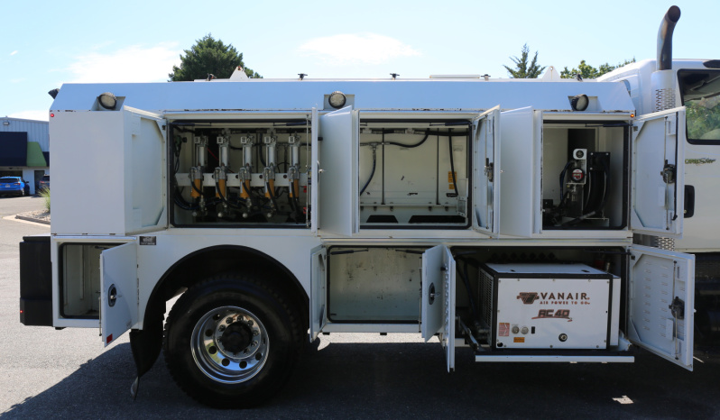 2013 International 7400 4×4 Lube Service Truck, Summit Lube Body, 140k Miles full