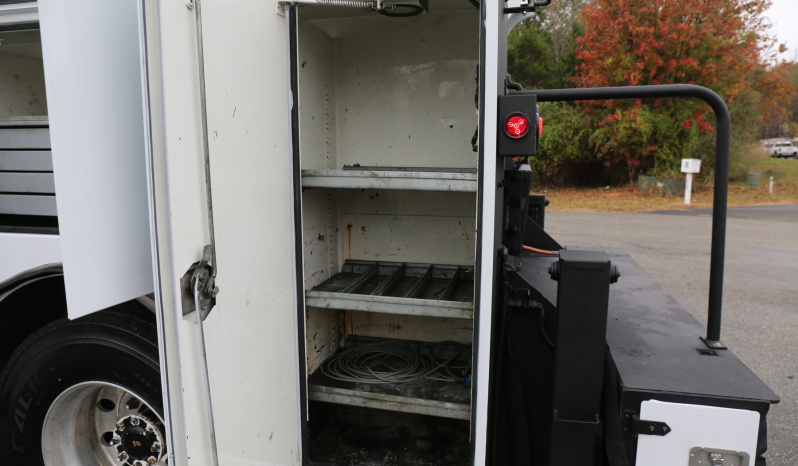 2007 Peterbilt 335 Mechanics Truck, 14′ Stellar Service Body, 14528 Series Crane, 170k Miles, 6 Speed, Cummins ISC Diesel full