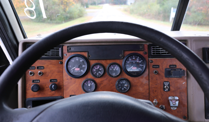 2007 Peterbilt 335 Mechanics Truck, 14′ Stellar Service Body, 14528 Series Crane, 170k Miles, 6 Speed, Cummins ISC Diesel full
