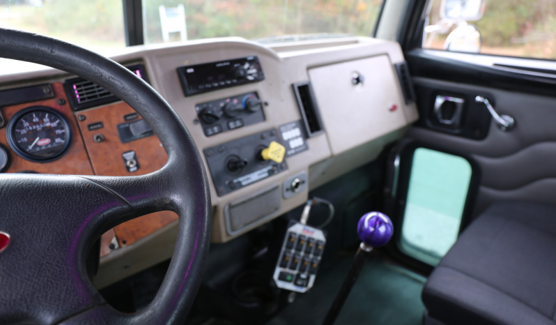 2007 Peterbilt 335 Mechanics Truck, 14′ Stellar Service Body, 14528 Series Crane, 170k Miles, 6 Speed, Cummins ISC Diesel full