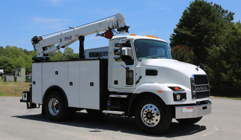 2023 Mack MD6 Mechanics Truck, Under CDL, Stellar 12630 Crane, 79k Miles, Cummins Diesel full