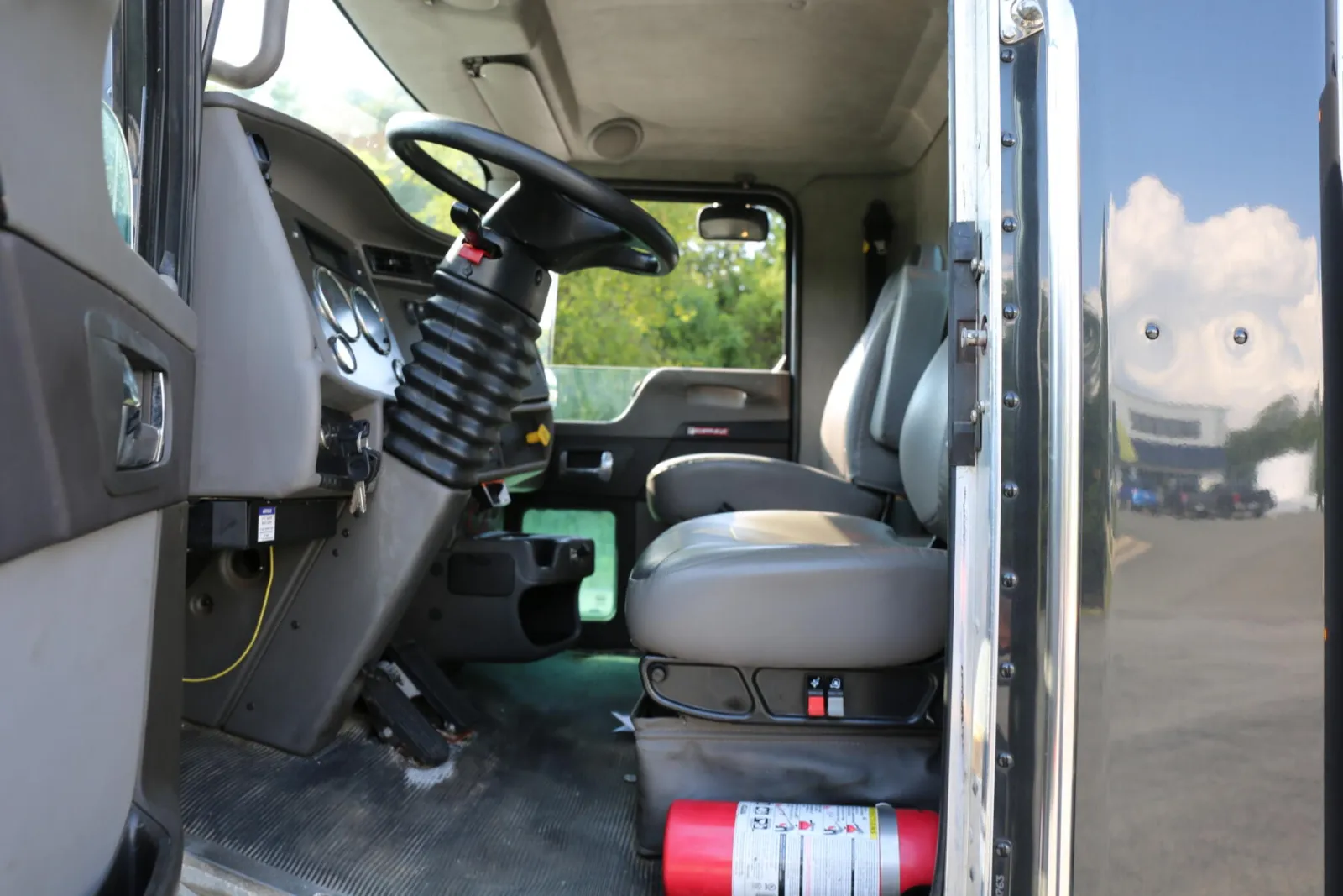 2019 Kenworth T270, Under CDL Mechanics Truck, Air Ride, Summit 10620 Crane, 190k Miles, 5800 Hours — Cab 34