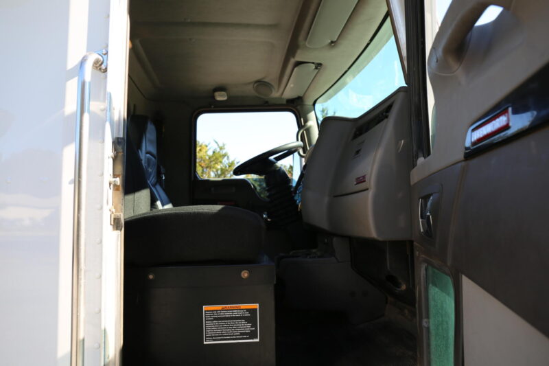 2013 Kenworth T300 - photo