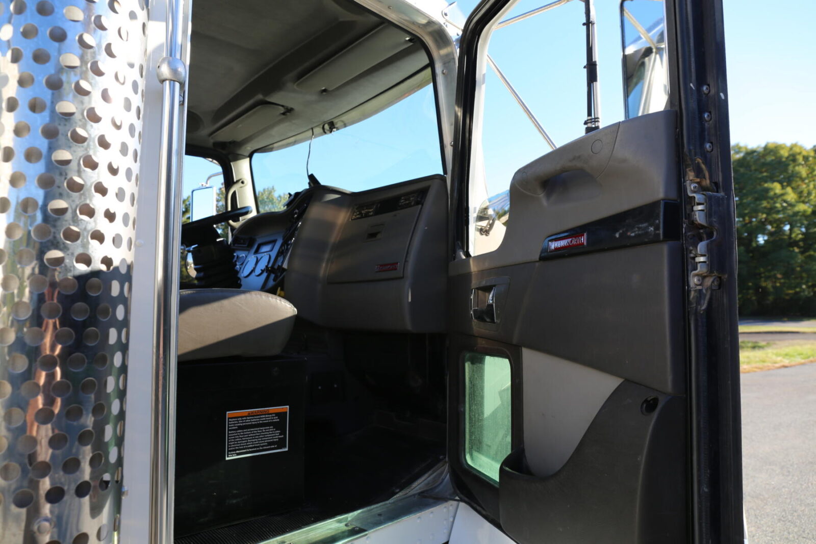 2018 Kenworth T270 IMT 10,000-25 crane - photo